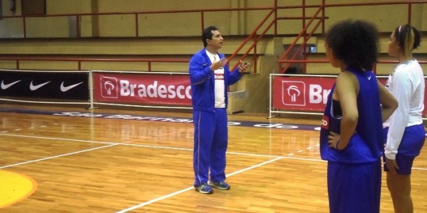 Imagem: Professor prepara jogadoras de basquete em ginásio