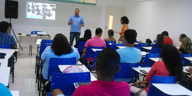 Palestra voltada ao atendimento orientado a vendas, ministrada pelo Prof Toni