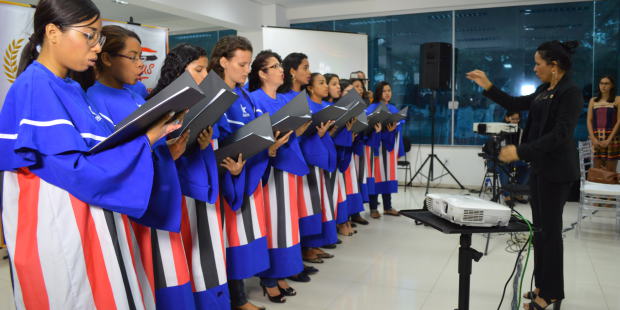 Coral da Universidade Ceuma regido pela Profa. Lúcia Alvim.