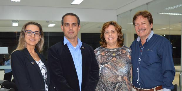 Profa. Nydia Maciel, coord da Pós-graduação, Prof. Sérgio Silva, gestor co campus Turu, a Profa. Cynthia Cintra e o Prof. Lúcio Macedo.