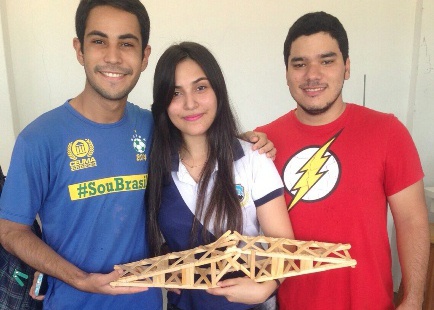 Participantes da competição, os alunos de Engenharia Matheus Souza, Camila Brandão e Daniel Martins